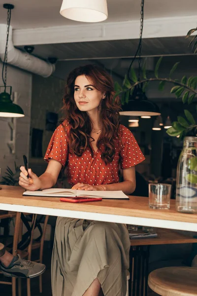 Retrato Bloguero Pensativo Sentado Mesa Con Cuaderno Cafetería — Foto de Stock