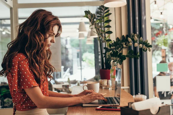 Side View Young Blogger Working Laptop Coffee Shop — Stock Photo, Image