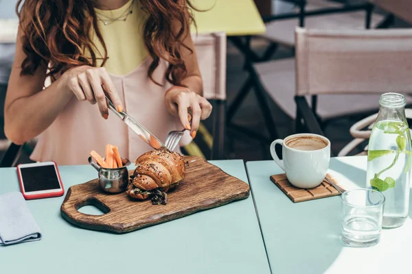 Обрезанный Снимок Женщины Завтракающей Одна Кафе — стоковое фото