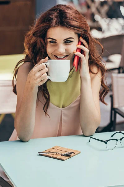 Porträtt Leende Kvinna Med Kopp Kaffe Pratar Smartphone Café — Stockfoto