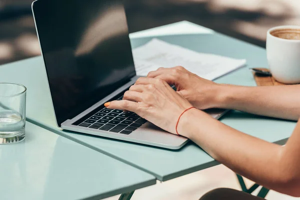 Cropped Shot Businesswoman Working Laptop Blank Screen Cafe — Stock Photo, Image