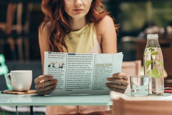 Partial View Woman Reading Newspaper Cafe — Stock Photo, Image