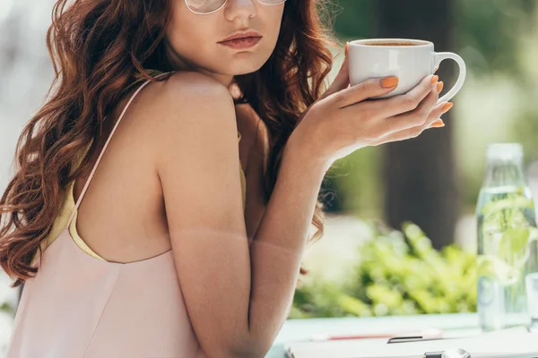 Gedeeltelijke Weergave Van Vrouw Met Kopje Koffie Handen Café — Stockfoto