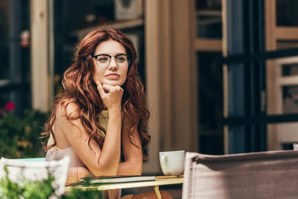 Portrait Pensive Businesswoman Eyeglasses Table Cup Coffee Notebook Cafe — Stock Photo, Image