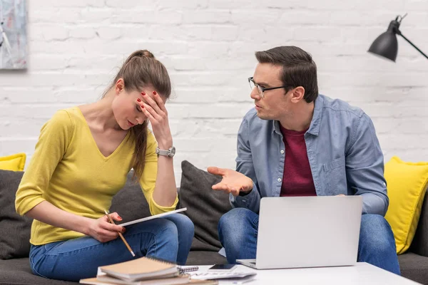 Pareja Adulta Freelancers Teniendo Peleas Durante Trabajo Sofá Casa Juntos —  Fotos de Stock