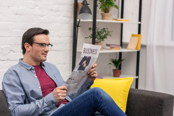 Guapo Hombre Adulto Leyendo Periódico Mientras Está Sentado Sofá Casa — Foto de Stock