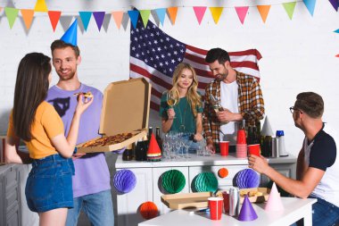 Pizza yeme ve içme alkol evde parti mutlu genç arkadaşlar