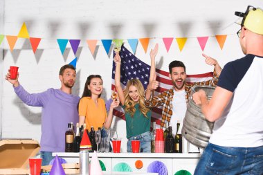 atış bira varil holding ve mutlu arkadaşlar evde alkollü içki içme parti arayan insanın kırpılmış