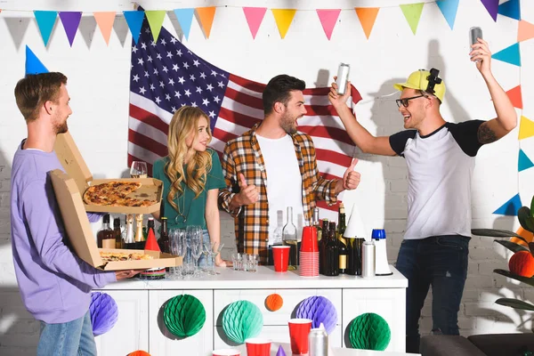 Joven Sosteniendo Cajas Con Pizza Mirando Amigos Felices Bebiendo Bebidas — Foto de Stock