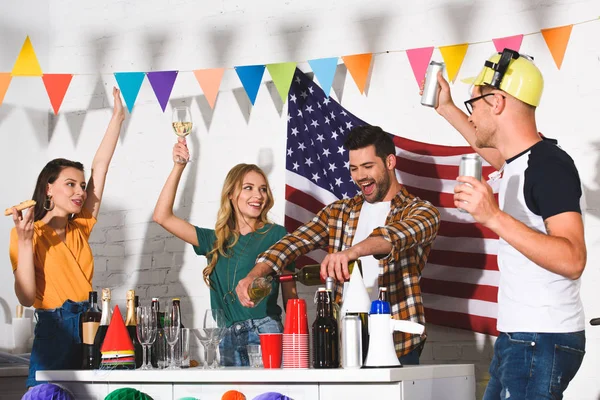 Sonriendo Jóvenes Amigos Beber Bebidas Alcohólicas Divertirse Casa Fiesta —  Fotos de Stock