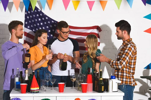 Bela Sorrindo Jovens Amigos Bebendo Vinho Casa Festa — Fotos gratuitas