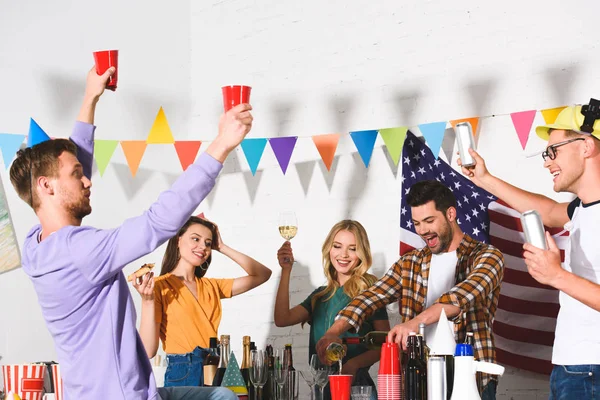 Щасливі Молоді Друзі Ють Алкогольні Напої Розважаються Домашній Вечірці — стокове фото