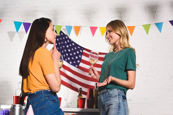 Hermosas Mujeres Jóvenes Bebiendo Vino Hablando Casa Fiesta — Foto de Stock