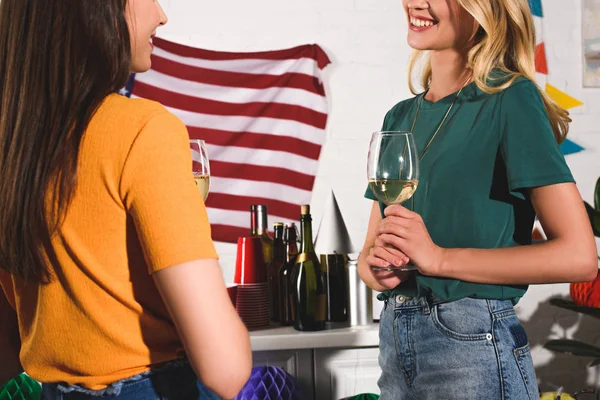 Обрезанный Снимок Улыбающихся Молодых Женщин Пьющих Вино Разговаривающих Домашней Вечеринке — Бесплатное стоковое фото