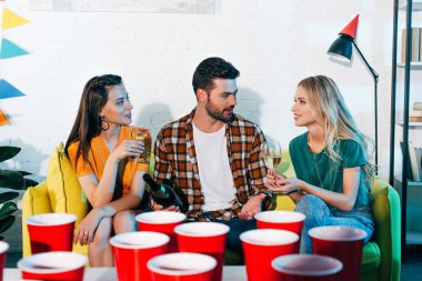 plastik bardak ve şarap arkasında içme gençlerin yakından görmek