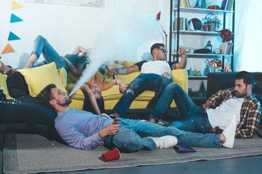 yalan ve ev partisi, adam sigara elektronik sigara sonra uyuyan sarhoş gençler 