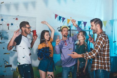 alkol ve having fun evde parti mutlu genç arkadaşlar