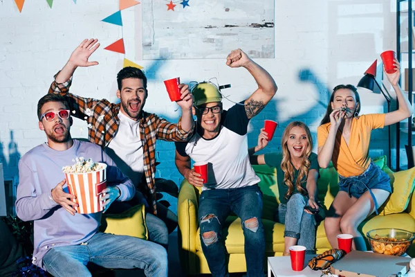 Jóvenes Amigos Emocionados Bebiendo Cerveza Comiendo Bocadillos Fiesta Casa — Foto de Stock