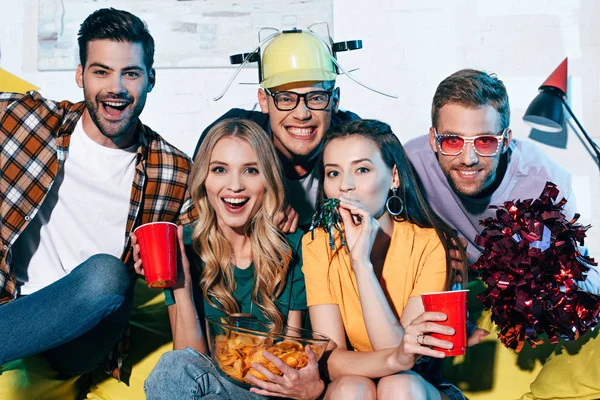 Felici Giovani Amici Che Divertono Sorridono Alla Fotocamera Casa Festa — Foto Stock