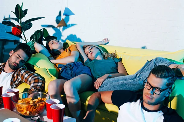 Bêbado Jovem Masculino Feminino Amigos Dormindo Depois Casa Festa — Fotografia de Stock