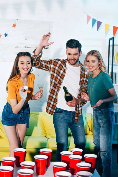 Happy Young Male Female Friends Playing Beer Pong Home Party — Stock Photo, Image