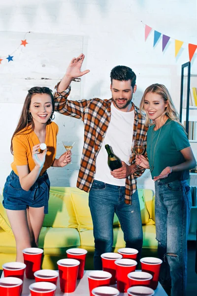 Feliz Joven Macho Hembra Amigos Jugando Cerveza Pong Casa Fiesta — Foto de Stock