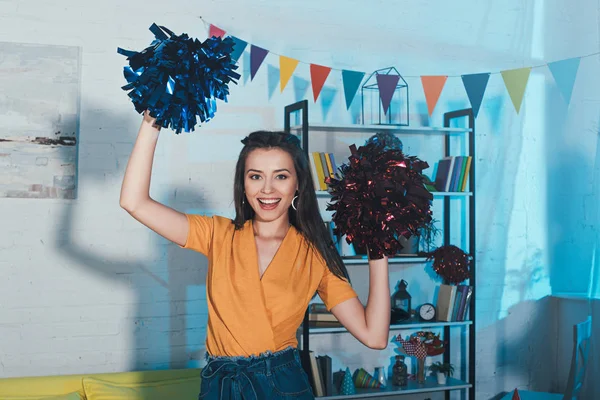 Hermosa Joven Mujer Sosteniendo Pompones Sonriendo Cámara Fiesta Casa — Foto de stock gratis