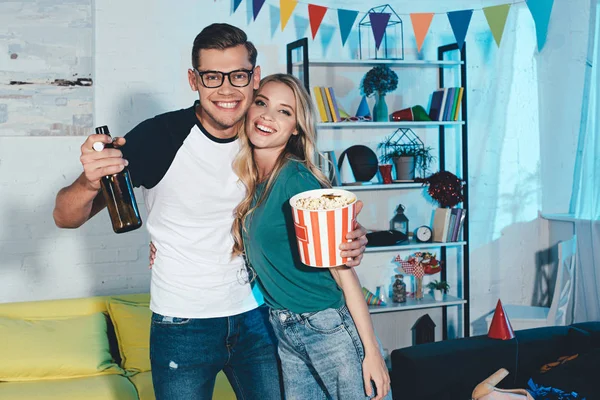 Hermosa Pareja Joven Con Palomitas Maíz Caja Botella Cerveza Sonriendo — Foto de stock gratis