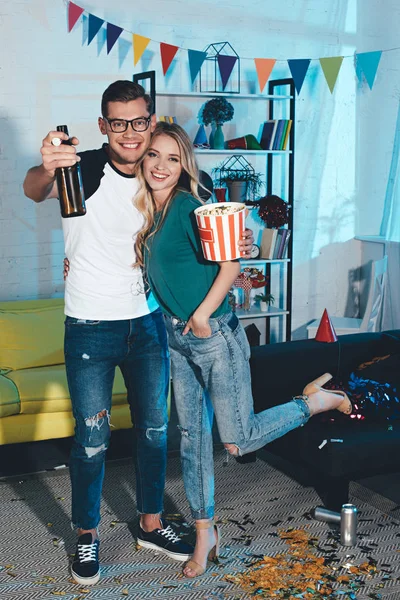 Happy Young Couple Popcorn Box Beer Bottle Smiling Camera Embracing — Free Stock Photo