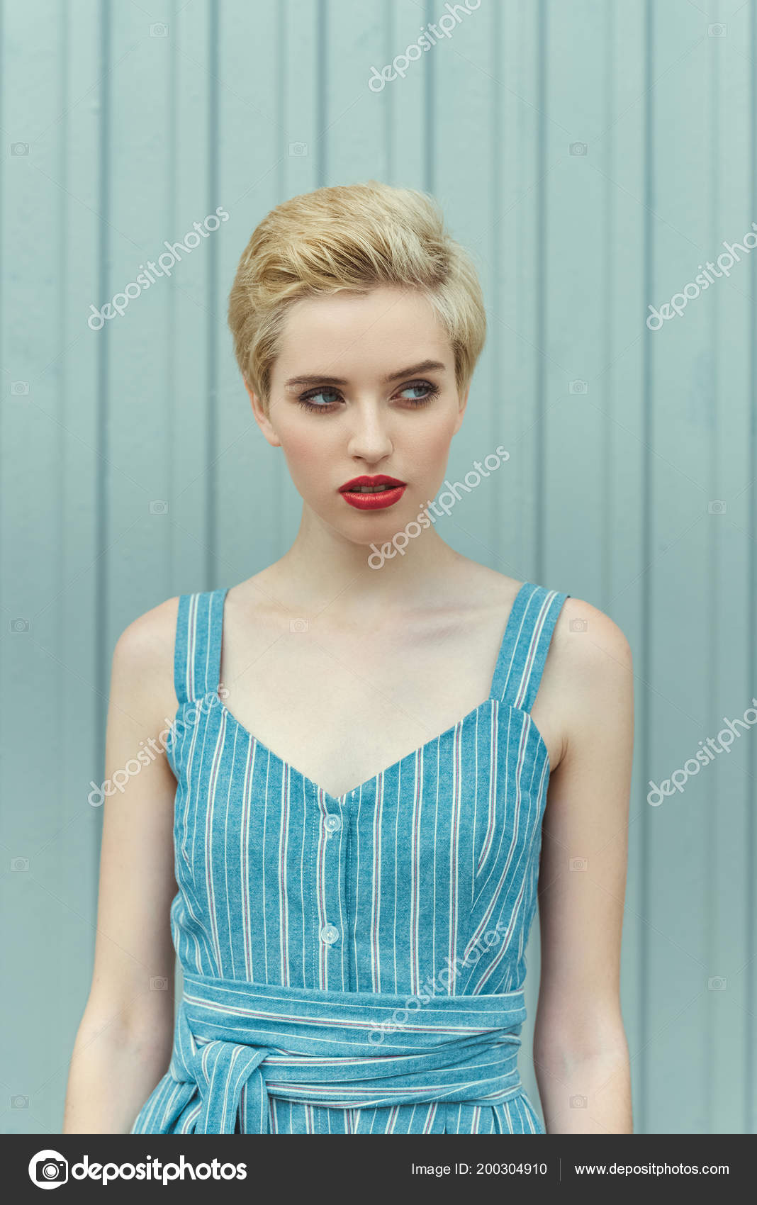 Mujer Joven Con Pelo Corto Posando Vestido Azul Moda — Foto de