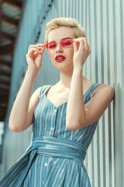 Stijlvolle Meisje Met Kort Haar Poseren Trendy Jurk Roze Zonnebril — Stockfoto