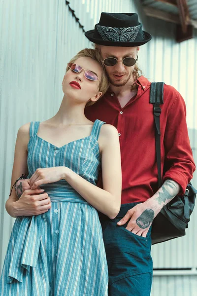 Tattooed Man Beautiful Girlfriend Hugging Wall — Stock Photo, Image