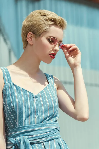 Chica Con Pelo Corto Posando Vestido Azul Moda Gafas Sol — Foto de Stock