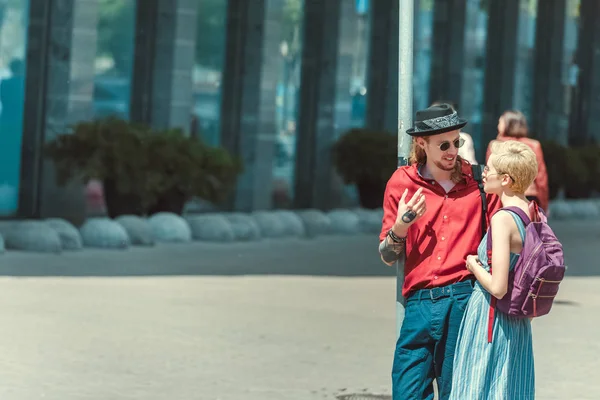 Pareja Elegante Turistas Con Mochilas Ciudad — Foto de stock gratis