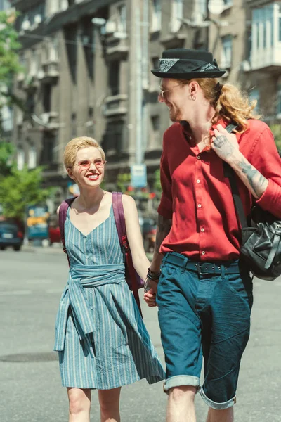 Mutlu Çift Elele Şehirde Birlikte Yürüyen Turist — Stok fotoğraf