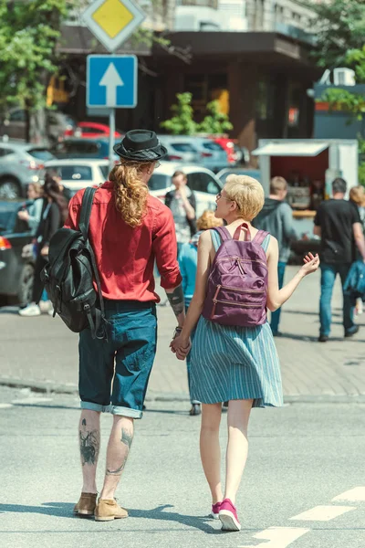 Widok Młoda Para Tyłu Plecakami Chodzenie Mieście — Zdjęcie stockowe