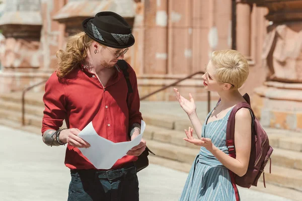 Couple Tourists Got Lost Holding Map City — Stock Photo, Image