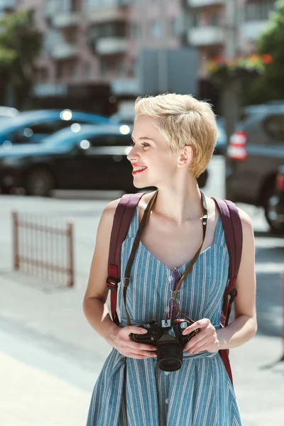 Menina Bonita Com Mochila Câmera Fotos Andando Cidade — Fotografia de Stock