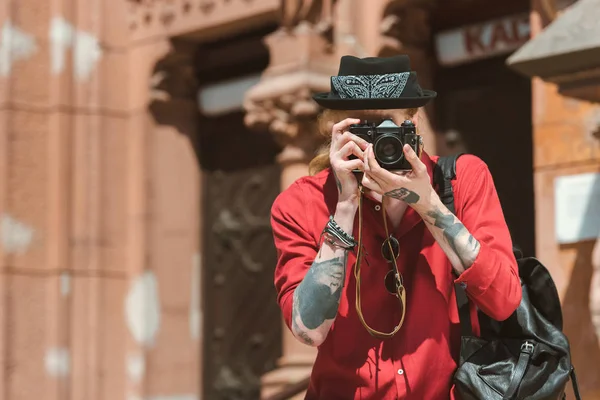 Tetovaný Muž Batohem Fotografii Kameru — Stock fotografie