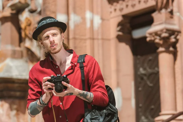 Young Man Backpack Taking Photo Camera City — Stock Photo, Image