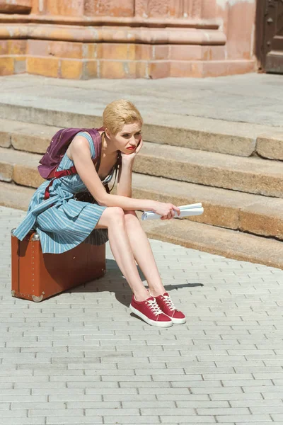 Όμορφο Κορίτσι Σακίδιο Και Εφημερίδα Κάθεται Στο Ρετρό Ταξιδιωτική Τσάντα — Δωρεάν Φωτογραφία