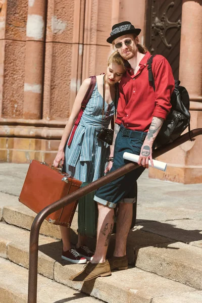 Nádherný Pár Turistů Vintage Cestovní Tašky Objímání Městě — Stock fotografie zdarma