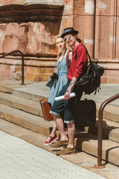 Couple Tourists Backpacks Retro Travel Bags City — Free Stock Photo