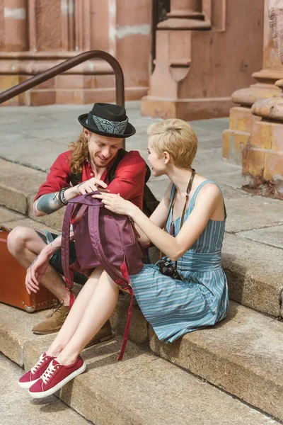 Güzel Şehirde Merdivenlerde Oturan Sırt Çantaları Turistlerle — Ücretsiz Stok Fotoğraf