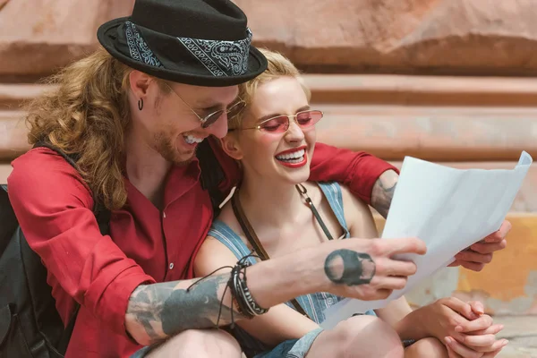 Casal Jovens Turistas Rindo Olhando Para Mapa Cidade — Fotografia de Stock