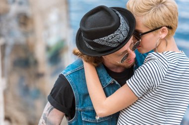 dövme ve nehir kenarında sarılma şık kız ile erkek arkadaşı