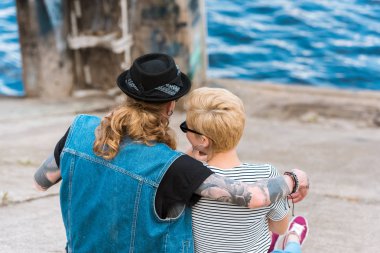 arkadan görünüşü dövme ve nehir kenarında sarılma kız ile erkek arkadaşı