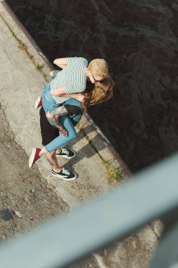 Erkek arkadaşı için şık sırtıma kız vererek dövmeli yüksek açılı görünüş