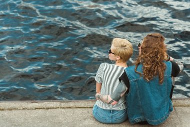Dikiz şık kız köprüde sarılma dövmeli erkek