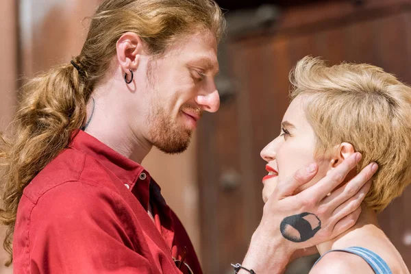 Erkek arkadaşımla dövme ve şık kız birbirine bakarak yan görünüm